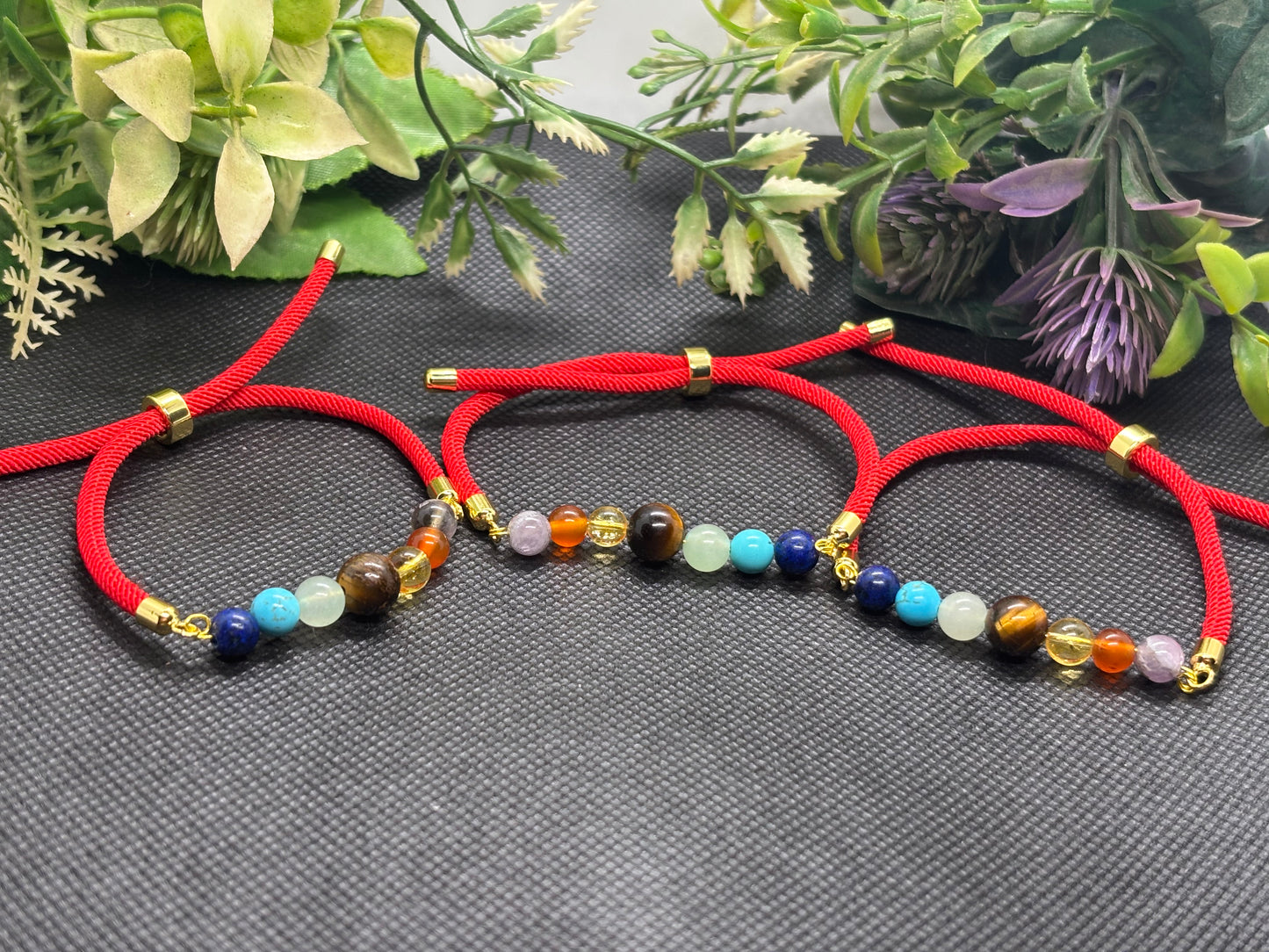 سوار الشاكرات السبع بالخيط الأحمر للحماية والطاقة